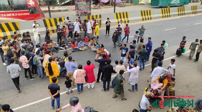 JU students block highway demanding journalist Shams’ release